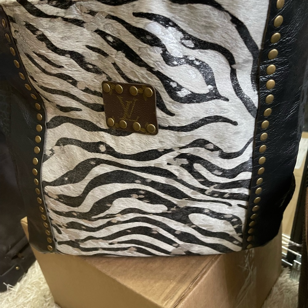 Zebra Print Shoulder Bag with Black Accents. Cowhide and Leather. - Picture 4 of 4